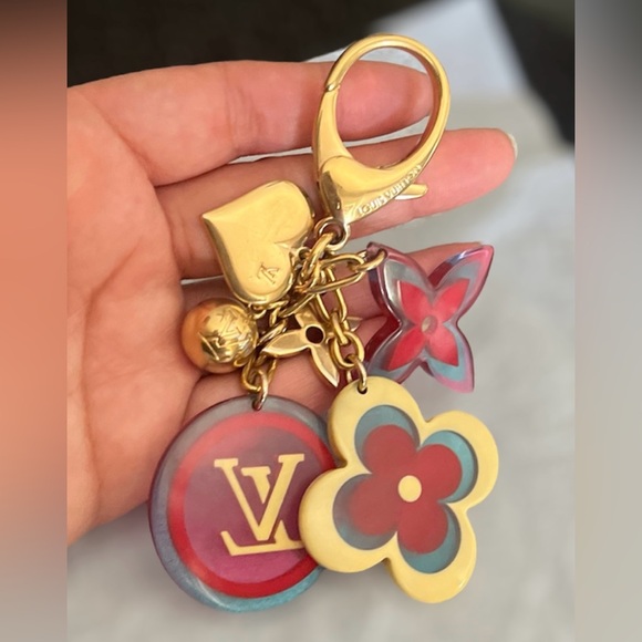 LOUIS VUITTON Resin Candy Fleurs Bag Charm
Multicolor w/ Gold hardware +Dust bag - Picture 4 of 6